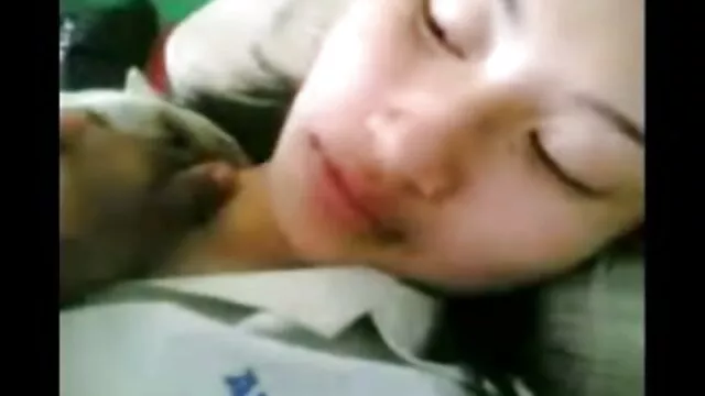 Tình dục không đăng ký  Một người nga, cậu bé nghiên cứu với một cô gái và một khi anh ta mời phim sex gái trẻ đẹp nhất cô đi chơi bài, anh ấy quyến rũ một cô gái xinh đẹp để có tình dục. Cô dâu rất đam mê và nhu cầu cho bạn gái của mình